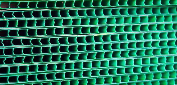 Зелена ткана металева гранжева сітка смугастий абстрактний фон, чутливий фокус — стокове фото