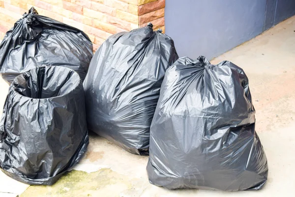 closeup üç siyah çöp torbaları