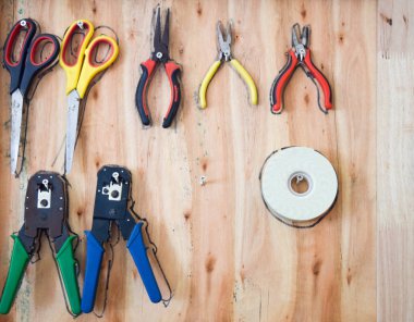 Ahşap üzerinde çeşitli çalışma araçları