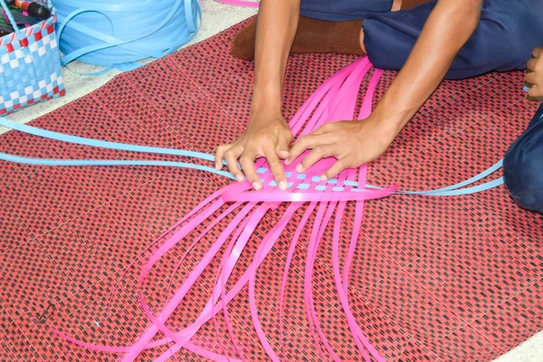 Pessoas fazendo colorido cesta tecer na Tailândia — Fotografia de Stock
