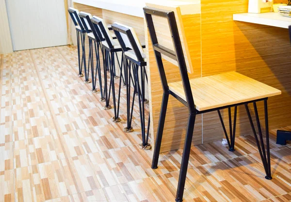 Kafeterya arka planda ahşap sandalye — Stok fotoğraf