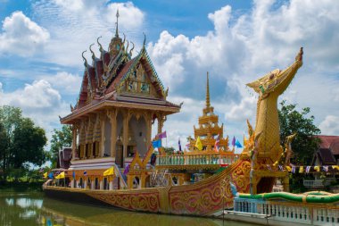 Sisaket, Tayland - 19 Temmuz: Bir büyük Tay 19 Temmuz 2016 üzerinde altın kuğu ya da Phoenix'de tekne sisaket, Tayland Watpahsuphannahong tapınağında da denir Suphannahong,