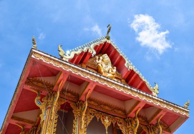 Sisaket, Tayland - 19 Temmuz: Bir büyük Tay 19 Temmuz 2016 üzerinde altın kuğu ya da Phoenix'de tekne sisaket, Tayland Watpahsuphannahong tapınağında da denir Suphannahong,