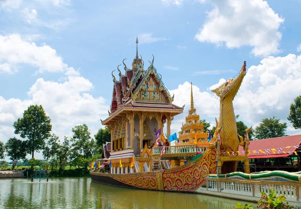 SISAKET, THAILAND - JULHO 19: Um enorme Suphannahong tailandês, também chamado Golden Swan ou Phoenix barco em 19 de julho de 2016 no Templo WatpahSuphannahong em sisaket, Tailândia — Fotografia de Stock