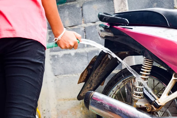 Fille nettoyage et lavage de la moto rose — Photo