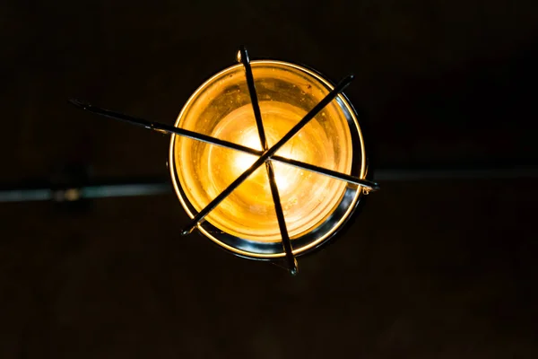 Edison antigo decorativo estilo lâmpadas no restaurante — Fotografia de Stock