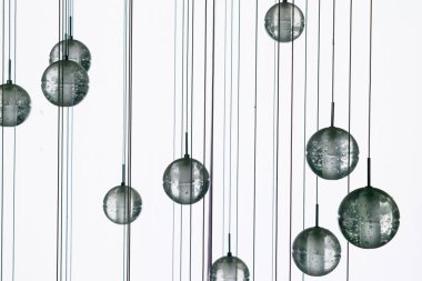 Beyaz arkaplanda cam lamba