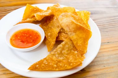 Baharatlı biber soslu kızarmış mantı