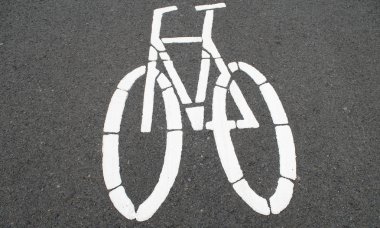 Islak bir kentsel sokakta yol lane işareti döngüsü.