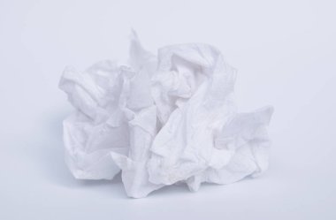 Beyaz arka plan üzerinde buruşuk kağıt mendil