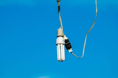 Temizlenen gökyüzü arka plan ile lamba