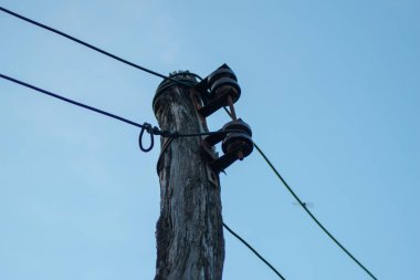 eski elektrik ahşap direk