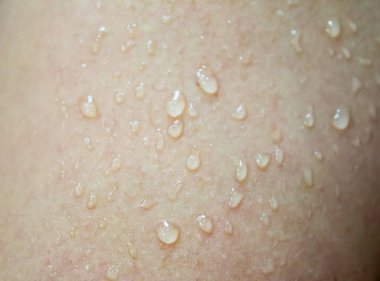 insan derisi üzerinde su damlaları