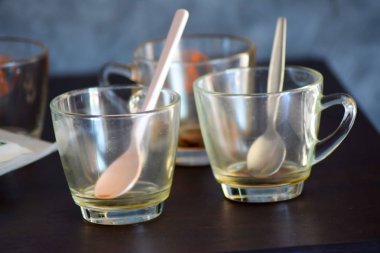 Boş kahve bardağı ahşap tablo