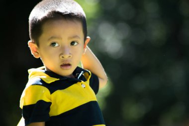 bir çocuk bahçede oynuyor