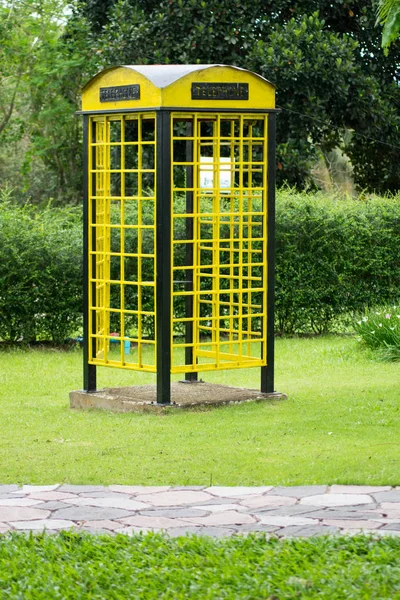 Жовта Телефонна Будка Зеленій Траві — стокове фото