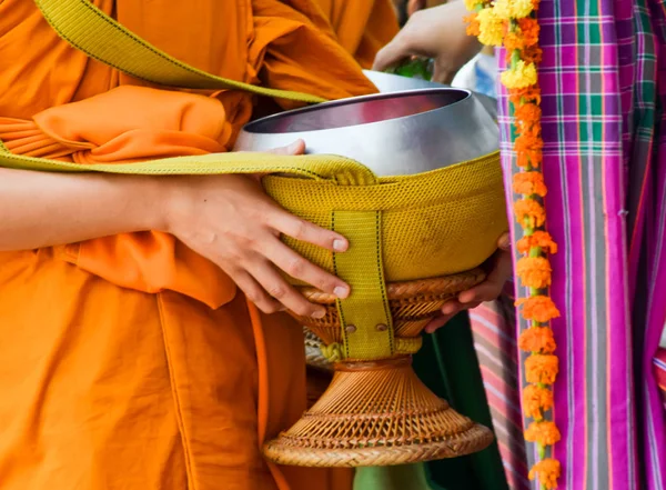 Gebt Einem Buddhistischen Mönch Morgen Almosen — Stockfoto