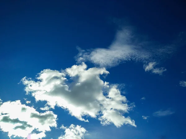 Céu Azul Com Amontoados — Fotografia de Stock