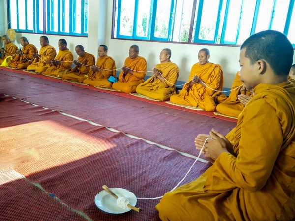 Monges Rezando Sisaket Templo Sisaket Thailand 2016 — Fotografia de Stock