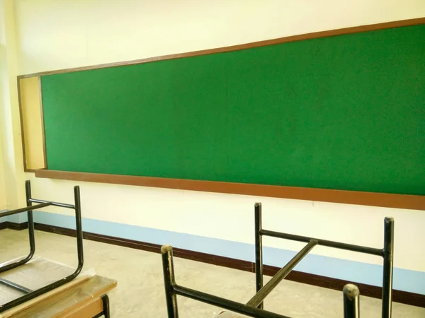 黒板と机 学校の概念に戻る空の教室 — ストック写真