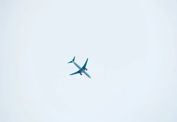 Aeroplane Flying White Sky Background — Stock Photo, Image