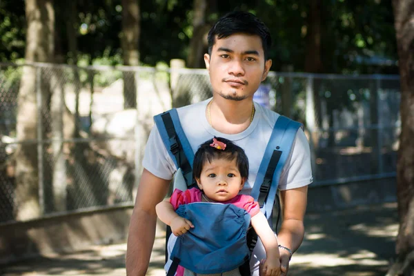 Pai Solteiro Sua Menina Carrinho Bebê Viajam Zoológico — Fotografia de Stock