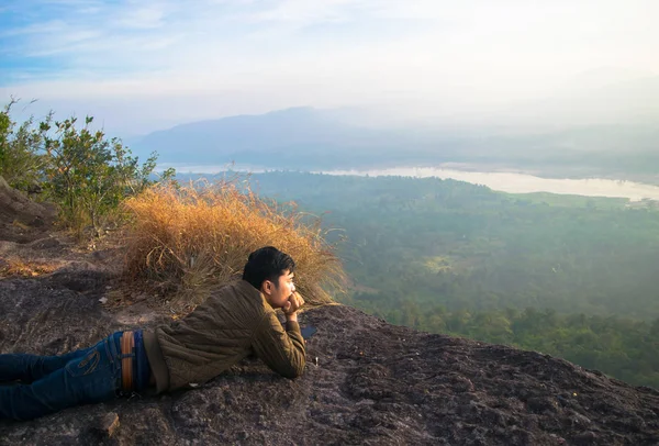 Young Man Cliff Misty Foggy — Stock Photo, Image