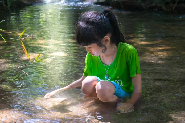 Küçük Nehir Şelaleleri Oynayan Bir Kız — Stok fotoğraf
