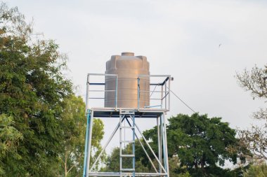 su tankı ev gökyüzü arka plan üzerinde