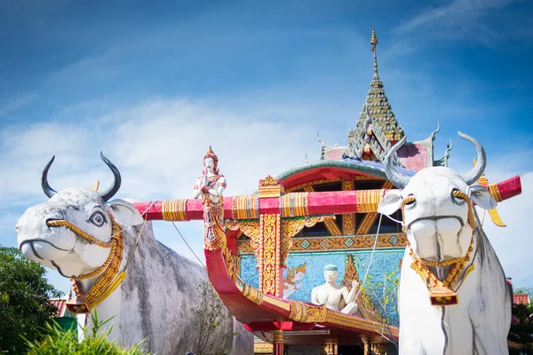 Estátua Duas Vacas Wat Phrathat Rueng Rong Temple Sisaket Tailândia — Fotografia de Stock