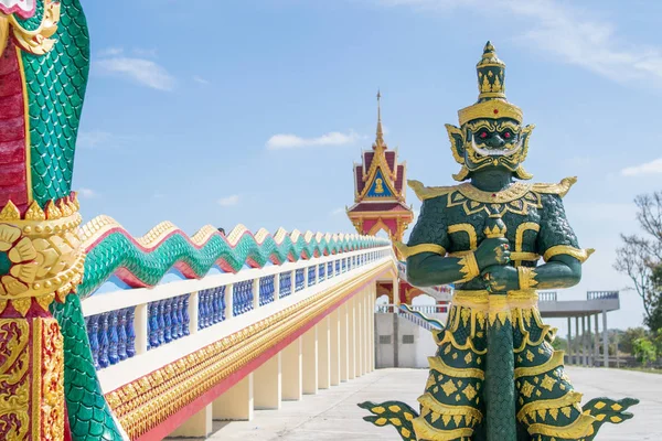 Zöld Óriás Thai Templomban — Stock Fotó