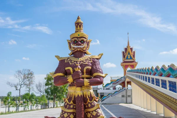 Gigante Vermelho Templo Tailandês — Fotografia de Stock