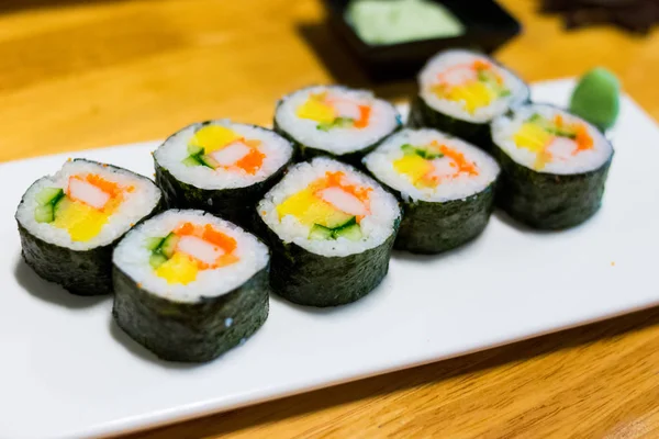 Sushi Roll Japani Ruoka Puinen Pöytä — kuvapankkivalokuva