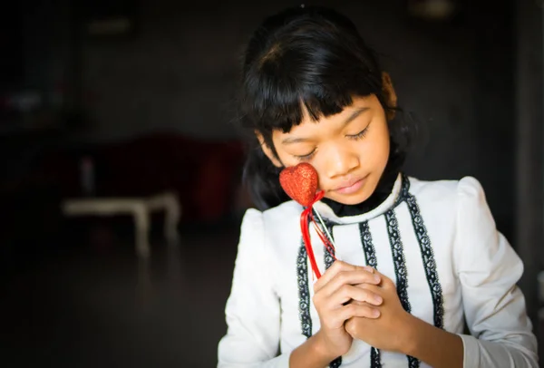 Uma Menina Segurando Coração Vermelho Fundo Preto — Fotografia de Stock