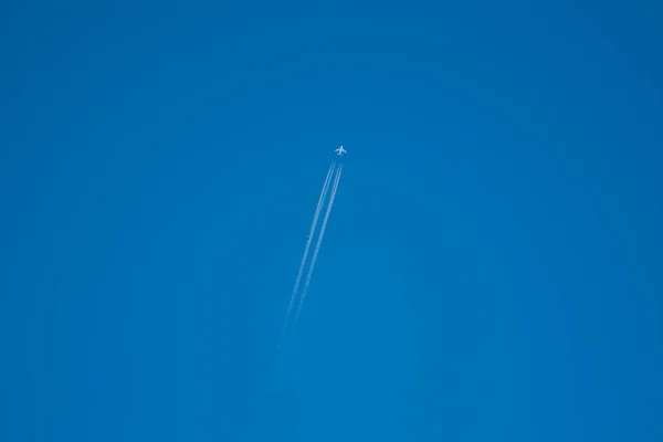 Airplane Contrail Clear Blue Sky — Stock Photo, Image