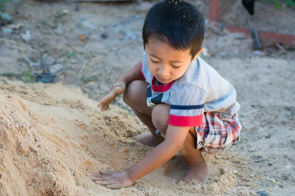 Menino Brincando Areia — Fotografia de Stock