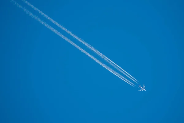 Airplane Contrail Clear Blue Sky — Stock Photo, Image