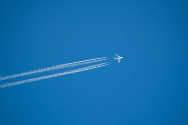 Самолет на фоне голубого неба
