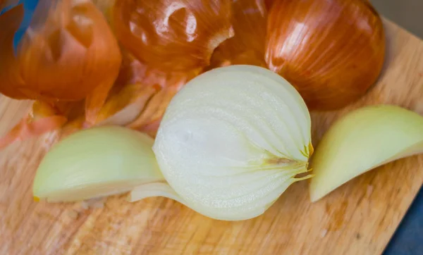 Rebanada Cebolla Sobre Tabla Madera — Foto de Stock