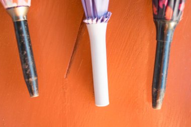 ahşap zemin üzerinde üç şemsiye