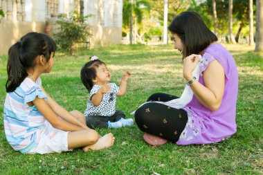 parkta çim bebekle oynamak anne