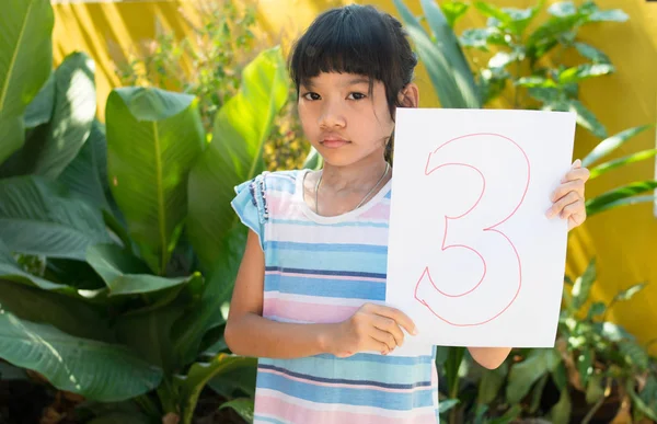 Concepto Número Niña Sosteniendo Número Tres Papel Blanco — Foto de Stock