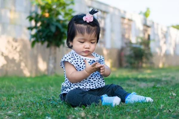 Oynama Bahçe Üzerinde Öğrenme Bebek Kız — Stok fotoğraf