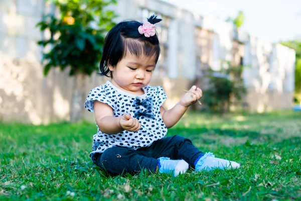 遊びと学びの庭に女の赤ちゃん — ストック写真