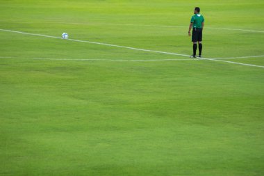 Futbol alanında futbolcu hakem