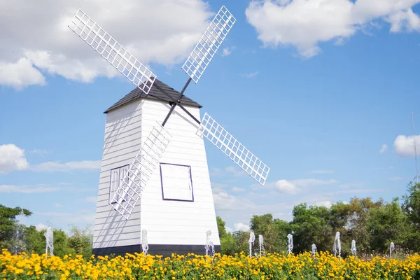 Hermoso Fondo Pantalla Granja Molino Viento Blanco —  Fotos de Stock