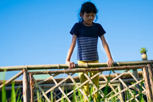 Triste Menina Ponte Bambu — Fotografia de Stock