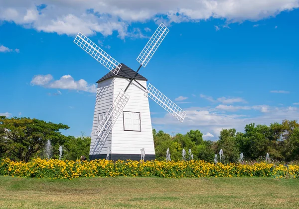 Hermoso Fondo Pantalla Granja Molino Viento Blanco —  Fotos de Stock