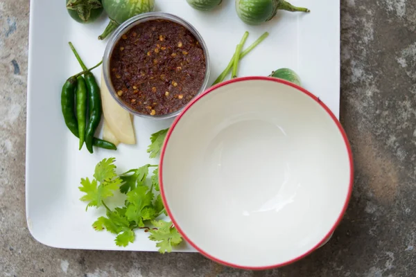 Tigela Branca Vazia Com Molho Pimenta Legumes — Fotografia de Stock