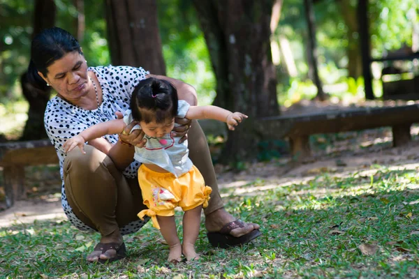 Mãe Ajudando Bebê Asiático Para Aprender Primeiro Passo Gramado Dia — Fotografia de Stock